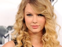 Taylor Swift & Taylor Lautner Share a Hockey Date