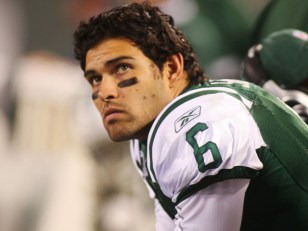 Mark Sanchez Takes Hot Dog Break During NFL Game