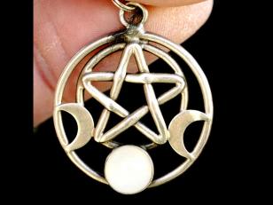 Wiccan Sues Bath & Body Works Over Firing