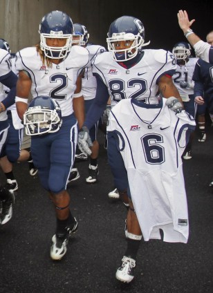 Huskies, Fans Wave No. 6 for Jasper Howard