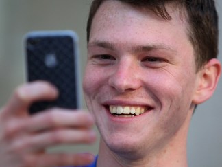 Frenzy for iPhone 4 Sweeps World