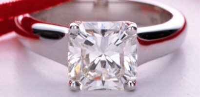 A scorned man is giving an engagement ring away in a Twitter treasure hunt.
