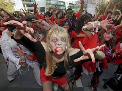 Michael Jackson fans across the globe celebrated the King of Pop's memory Saturday evening, attempting to break the world record for having the most people simultaneously dance to a song at the same t