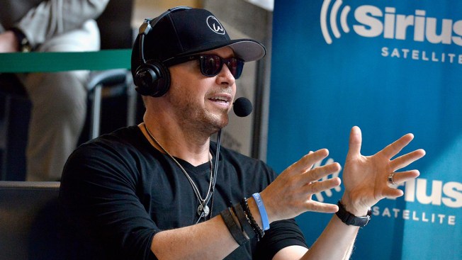 Donnie Wahlberg leaves $2000 tip at Waffle House Donnie Wahlberg leaves $2000 tip at Waffle House