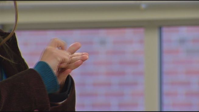 Avon High School students are learning sign language.