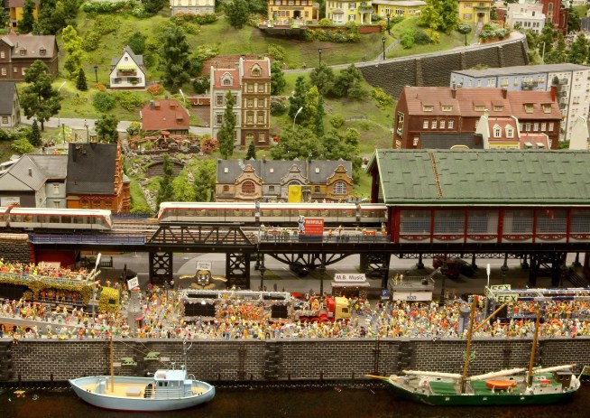 All Aboard!  Model Train Convention Rolls Into Town