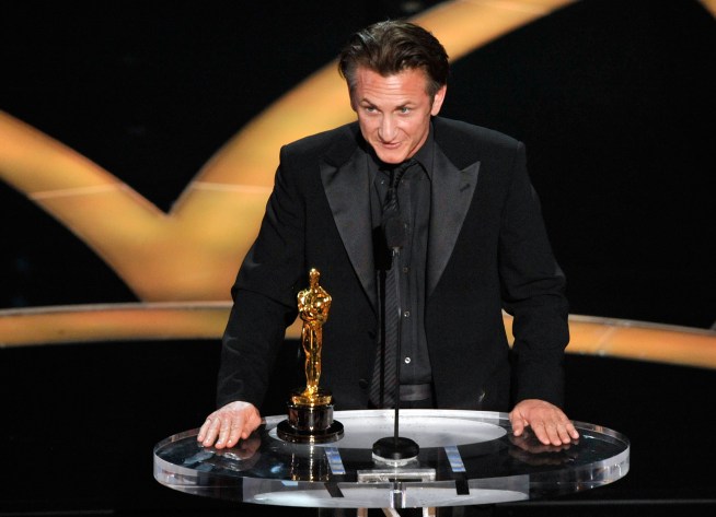 Penn Pleas for Gay Rights, Rourke at Oscars