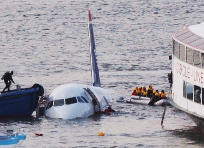 Plane Crashes Into Hudson: Hero Pilot Saves Everyone