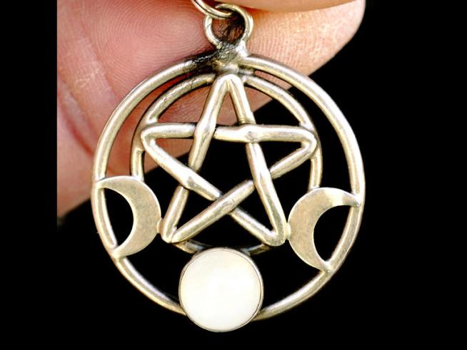 Wiccan Sues Bath & Body Works Over Firing