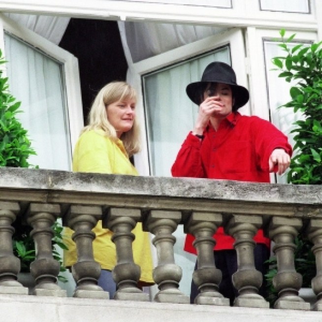 Report: Debbie Rowe To Attend Jackson Children Guardianship Hearing
