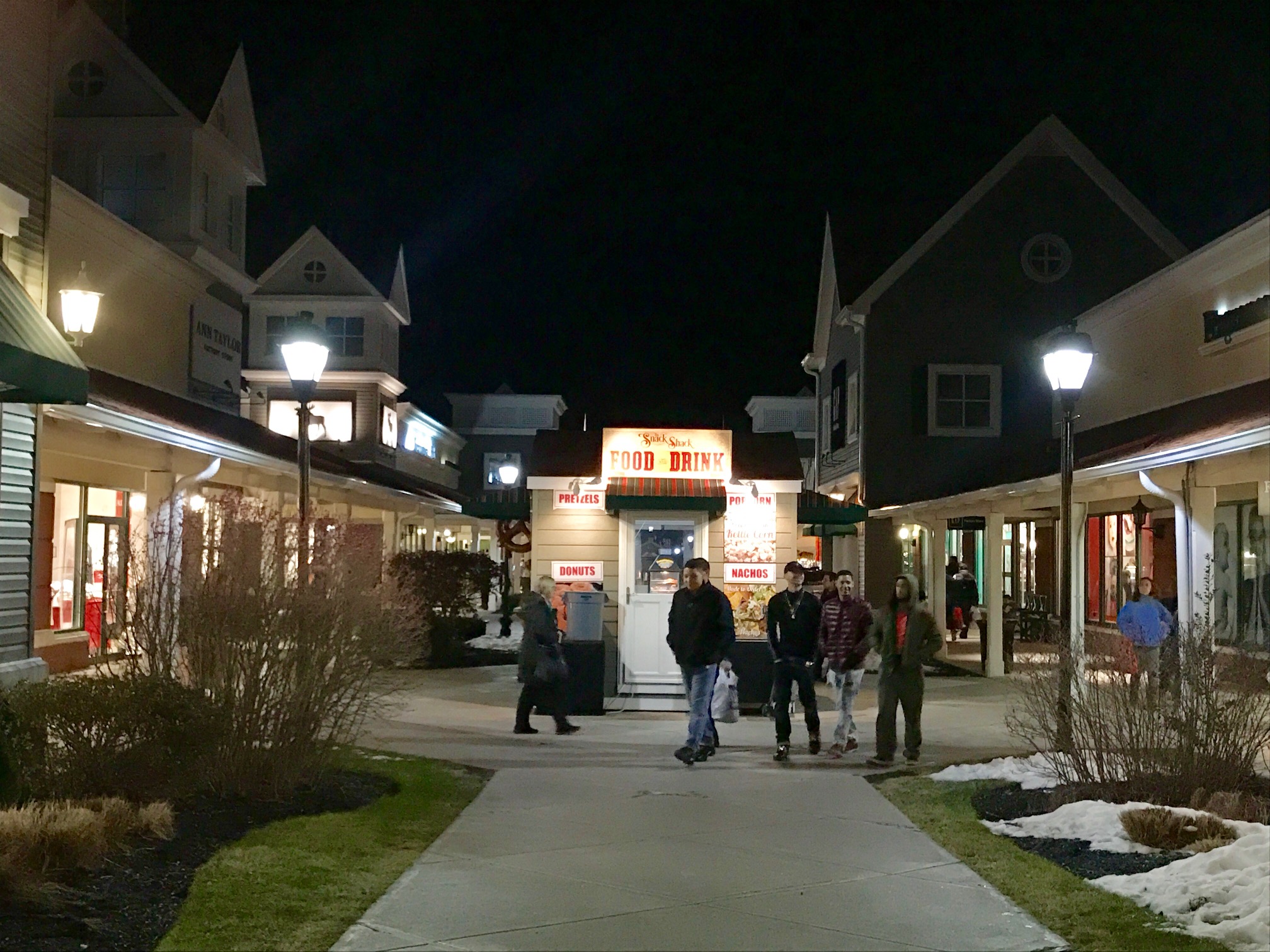 Last-Minute Shoppers Enjoy Holiday Sales at Clinton Crossing