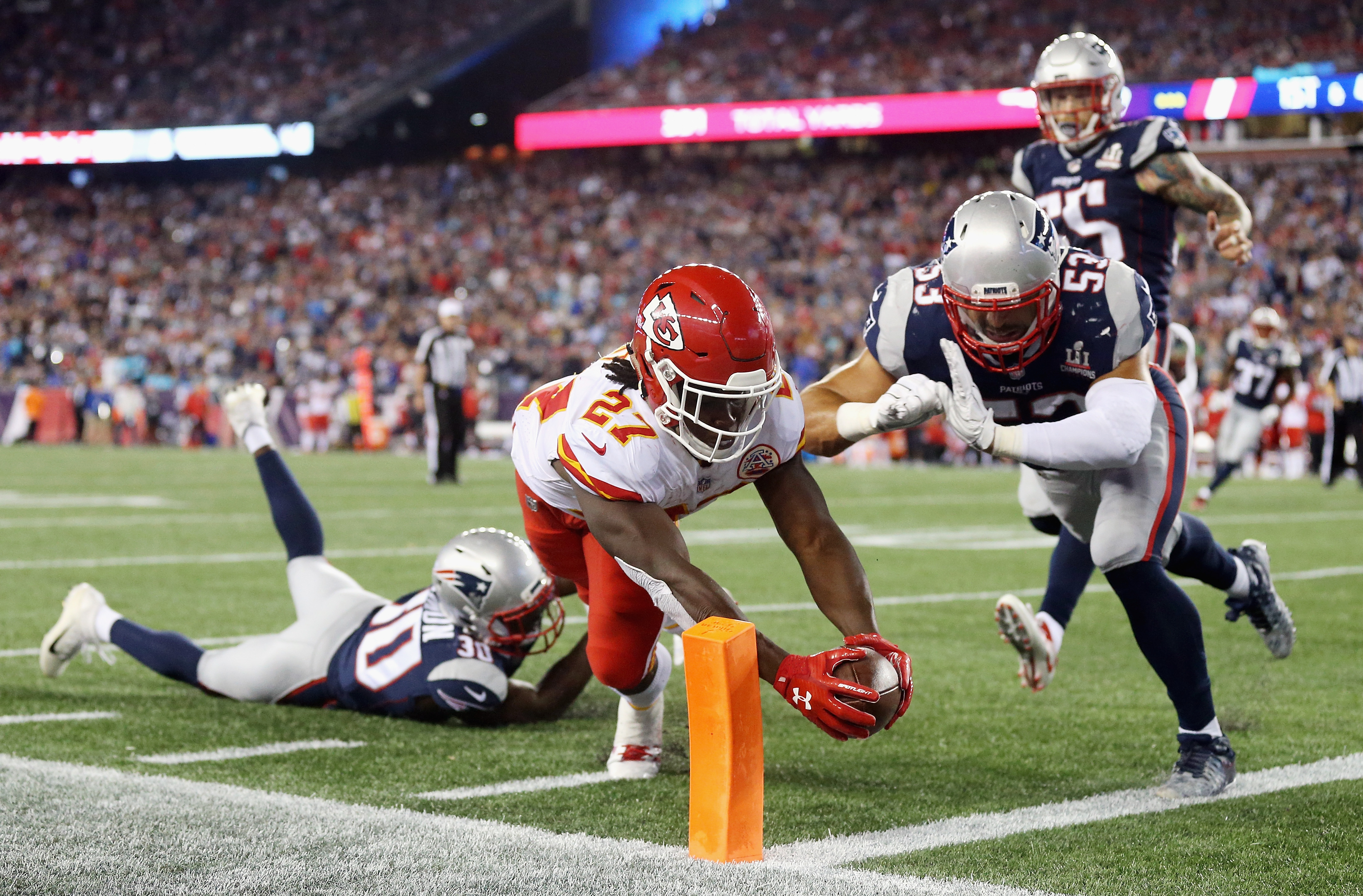 Rough Start: Chiefs Score 3 TDs in 4th to Beat Pats 42-27