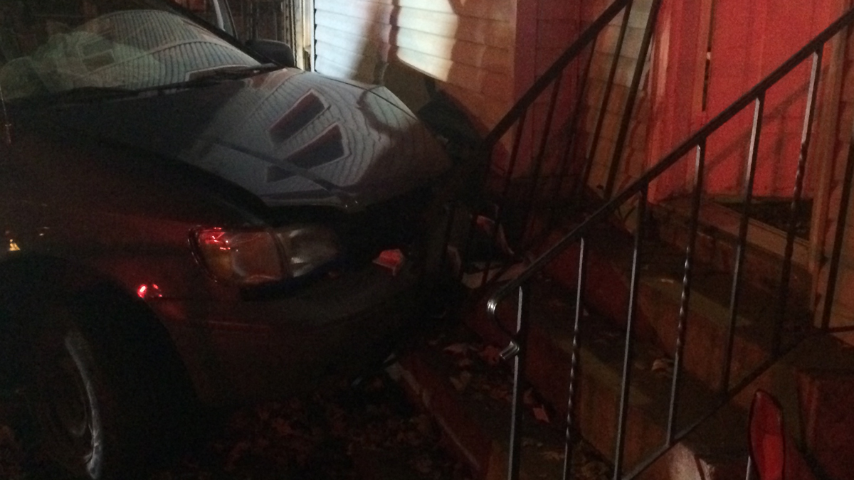 No Injuries Reported After Minivan Strikes Hartford House
