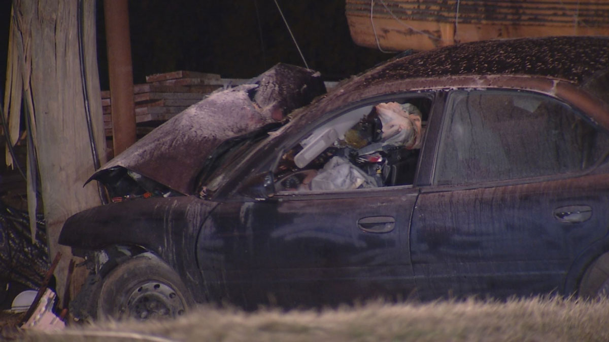 Police Officers, Civilian Rescue 2 People From Burning Car