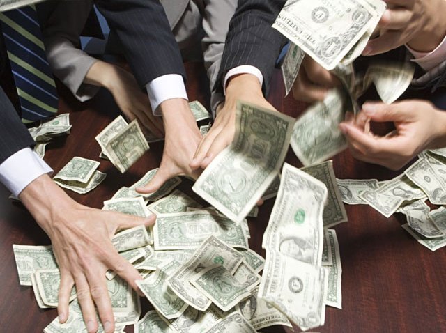 Business-People-Grab-Money