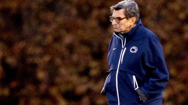 Joe-Paterno-Watches-Team-Practice-Will-Retire