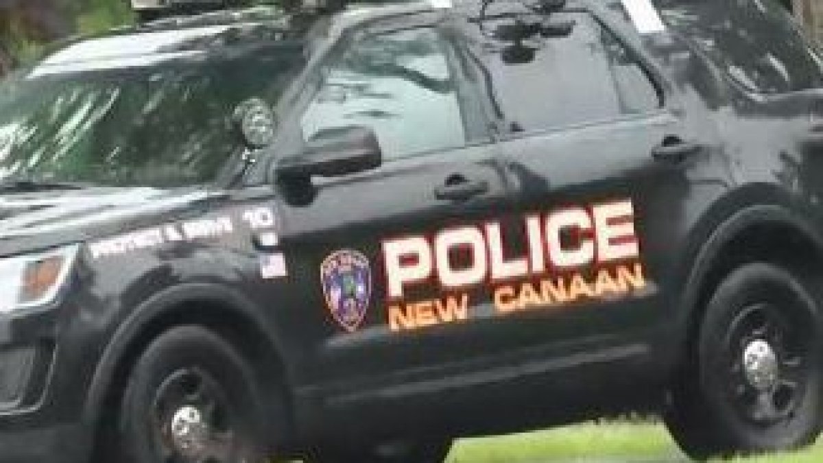 Tractor-trailer stuck under Metro-North overpass in New Canaan - Vimarsana News