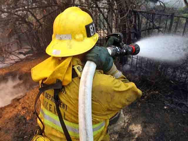 firefighter_hose_fire_gener