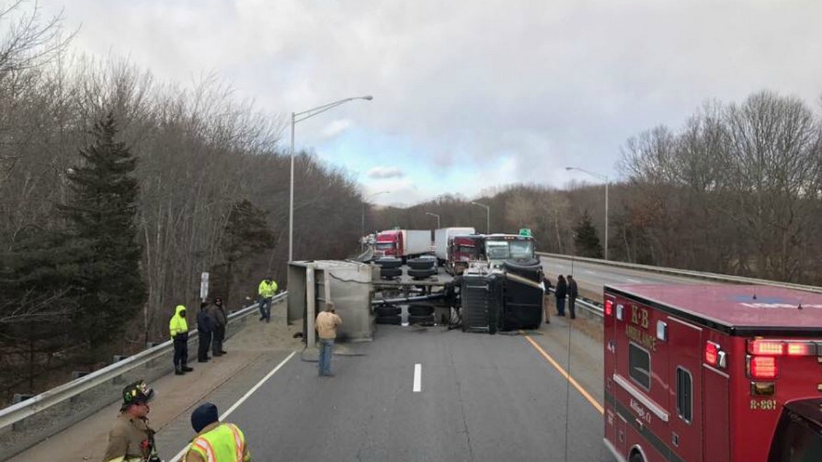 Truck Rollover Shuts Down I-395 South In Plainfield – NBC Connecticut