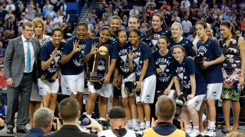 uconn women with trophy 1