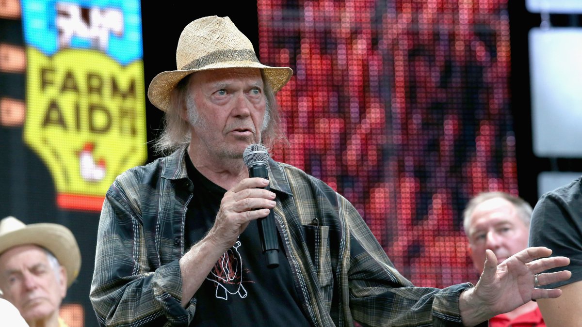 Neil Young Wants His Music Off Spotify Over Joe Rogan's Vaccine 'Misinformation' – NBC Connecticut - Vimarsana News