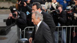 Disgraced Wall Street financier Bernard Madoff (C) arrives at a US Federal Court on March 12, 2009 in New York.