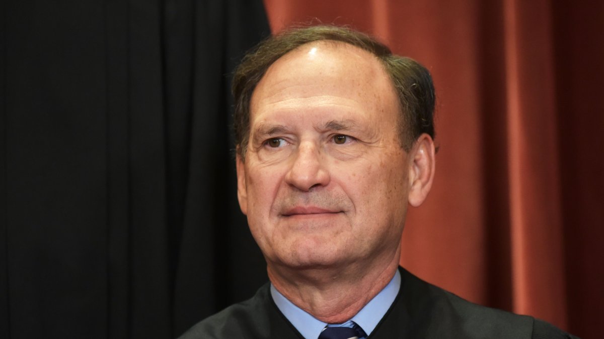 Another flag linked to Jan. 6 rioters displayed at Justice Alito home ...