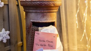 Un buzón del correo donde niños pueden poner sus cartas a Santa Claus.