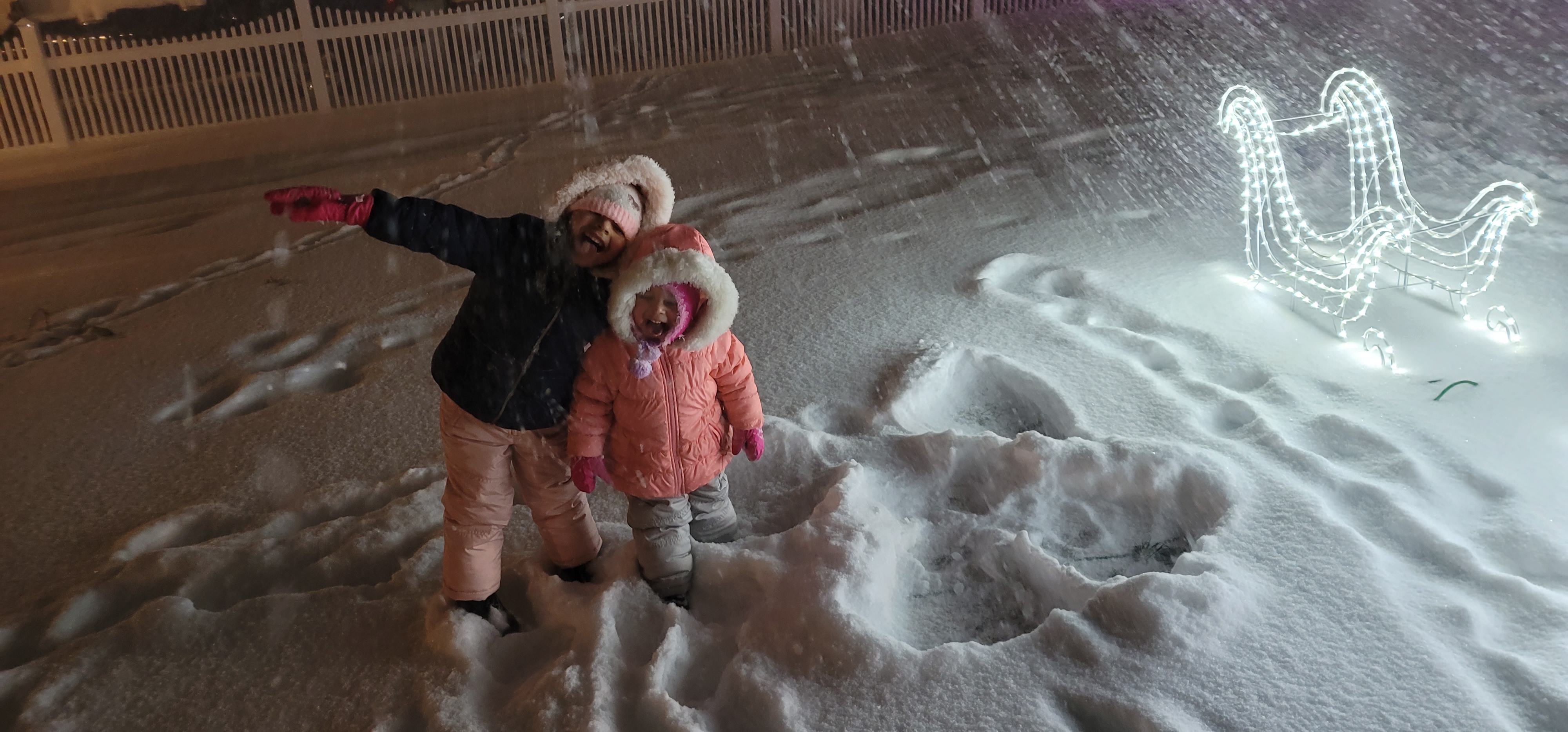 Destiny och Haylee kunde inte vänta på att få komma ut och de hade ett stort nöje att betala i snön i onsdags kväll.