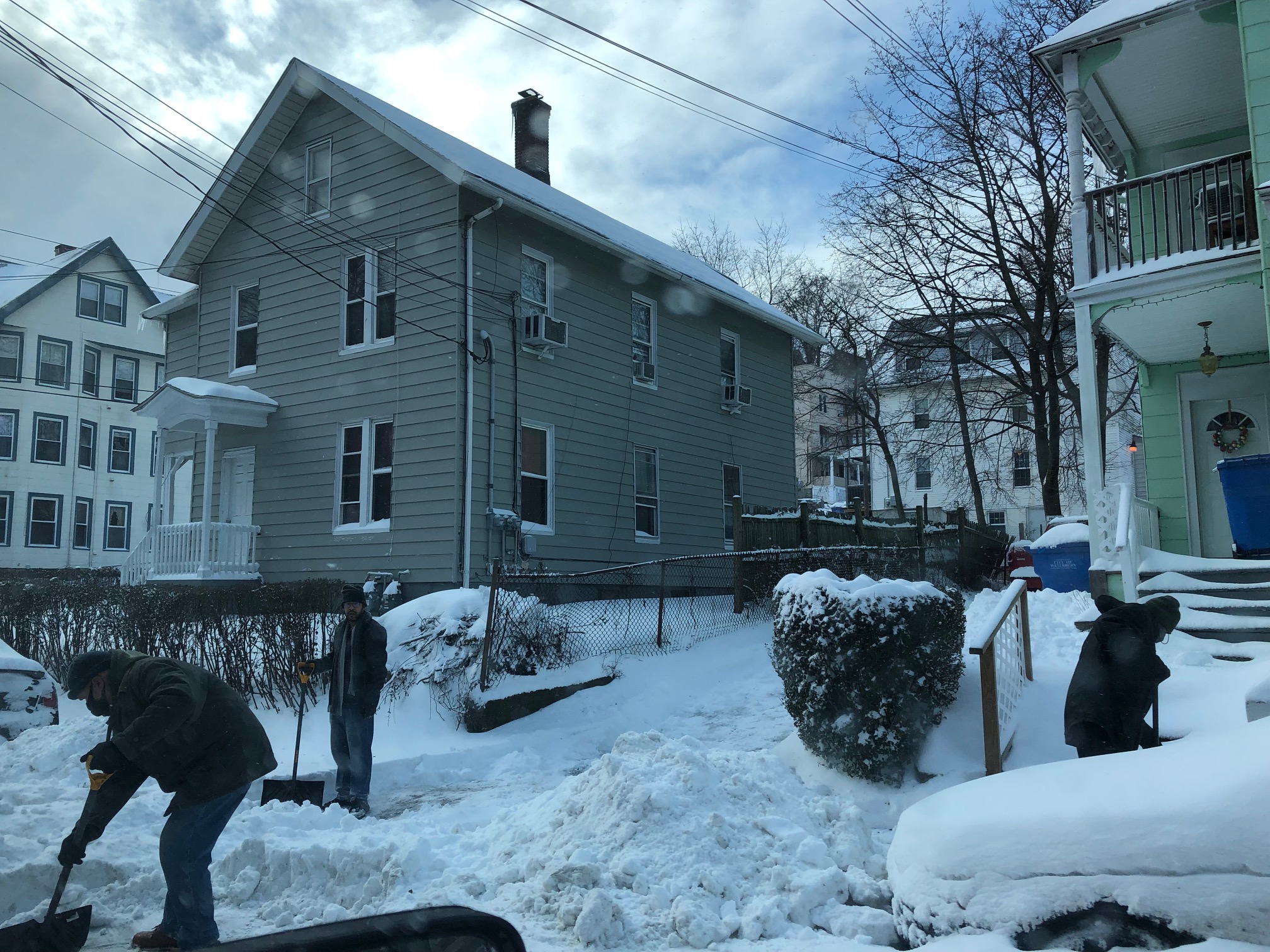 A limpeza começou em Waterbury na manhã de quinta-feira.