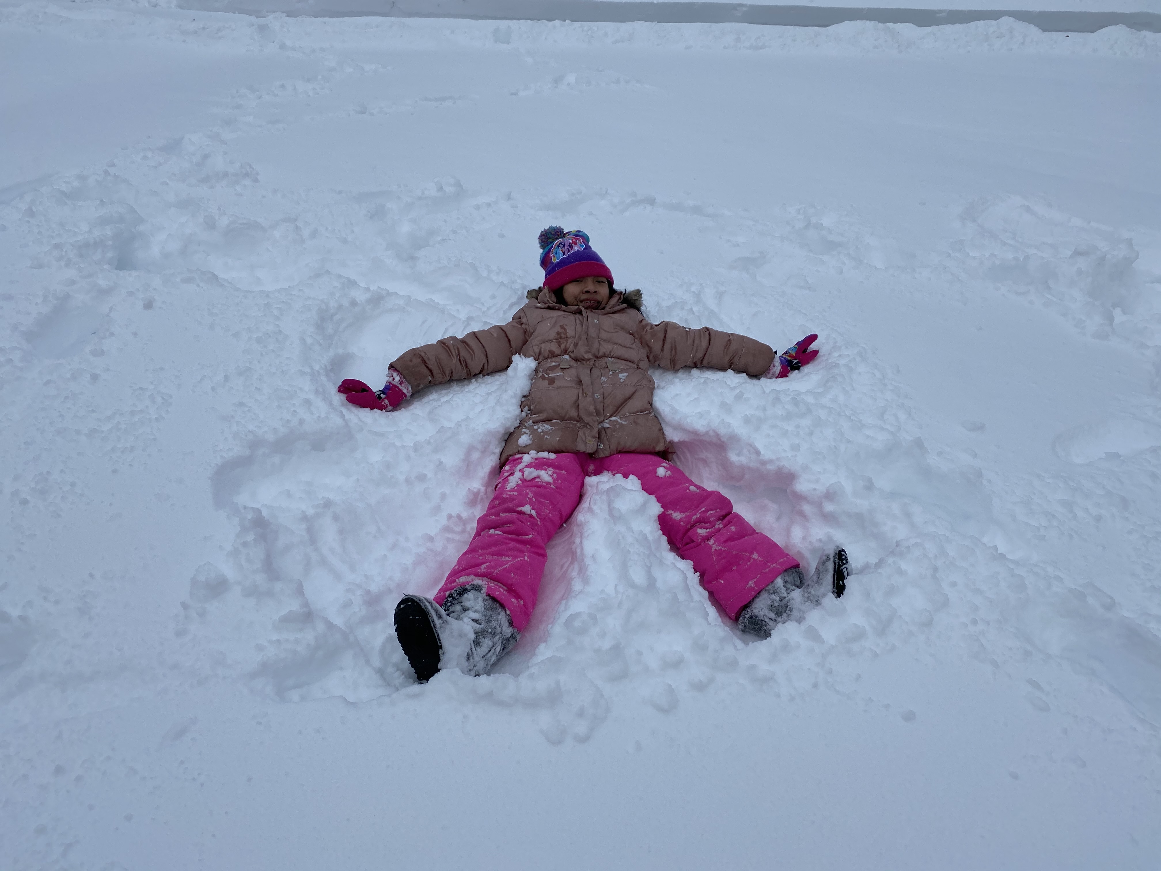 Olivia Lee felizmente fez anjos de neve em East Hartford na manhã de quinta-feira