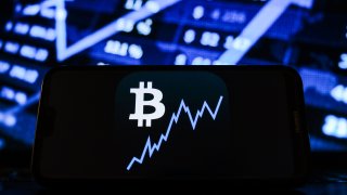 Feeling the Heat From Employees, Wall Street Banks Get Closer to Adopting Bitcoin