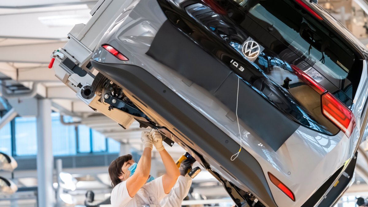 The Global Chip Shortage Is Continuing to Wreak Havoc on the Car Giants - Vimarsana News