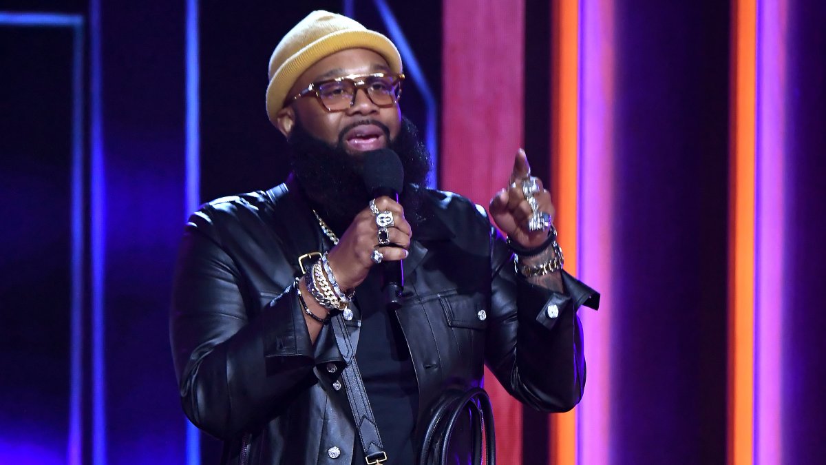 Blanco Brown Returns to ACMs Months After Serious Crash NBC Connecticut(02)