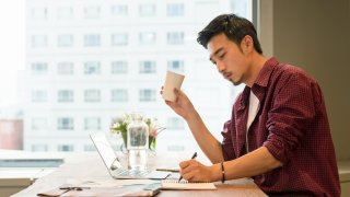 Young entrepreneur working in a modern cafe.