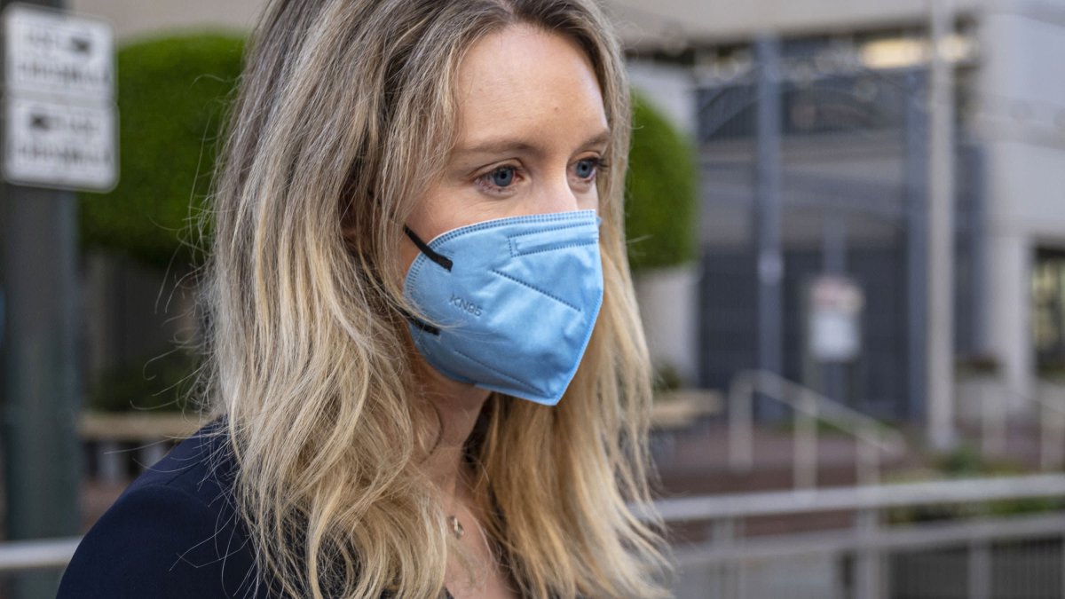 Elizabeth Holmes's Defense Questions Ex-Theranos Lab Director's Credibility - Vimarsana News