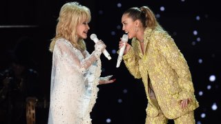 Dolly Parton (L) and Miley Cyrus