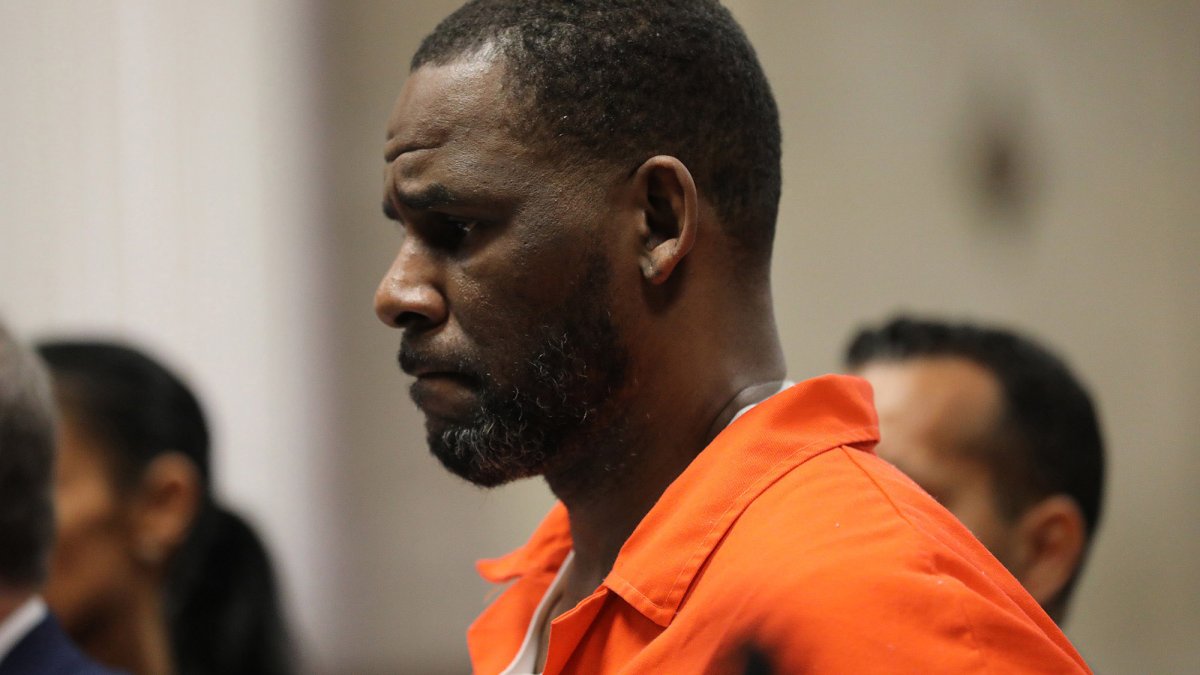 R. Kelly's Chicago Trial on Federal Sex Charges Set Aug. 1 - Vimarsana News
