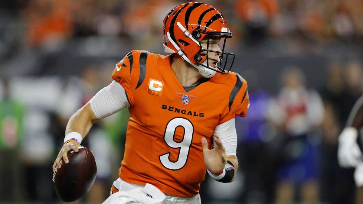 Joe Burrow Arrives in Pink Outfit Ahead of Bengals-Chiefs AFC