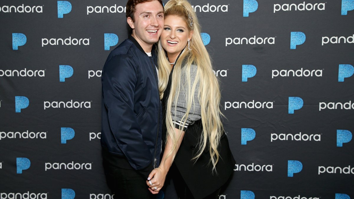 Why Meghan Trainor and Daryl Sabara Have 2 Toilets Next to Each Other(02)