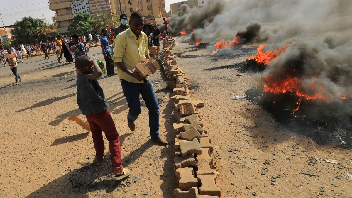 Sudan's Military Detains Prime Minister in Apparent Coup – NBC Connecticut - Vimarsana News