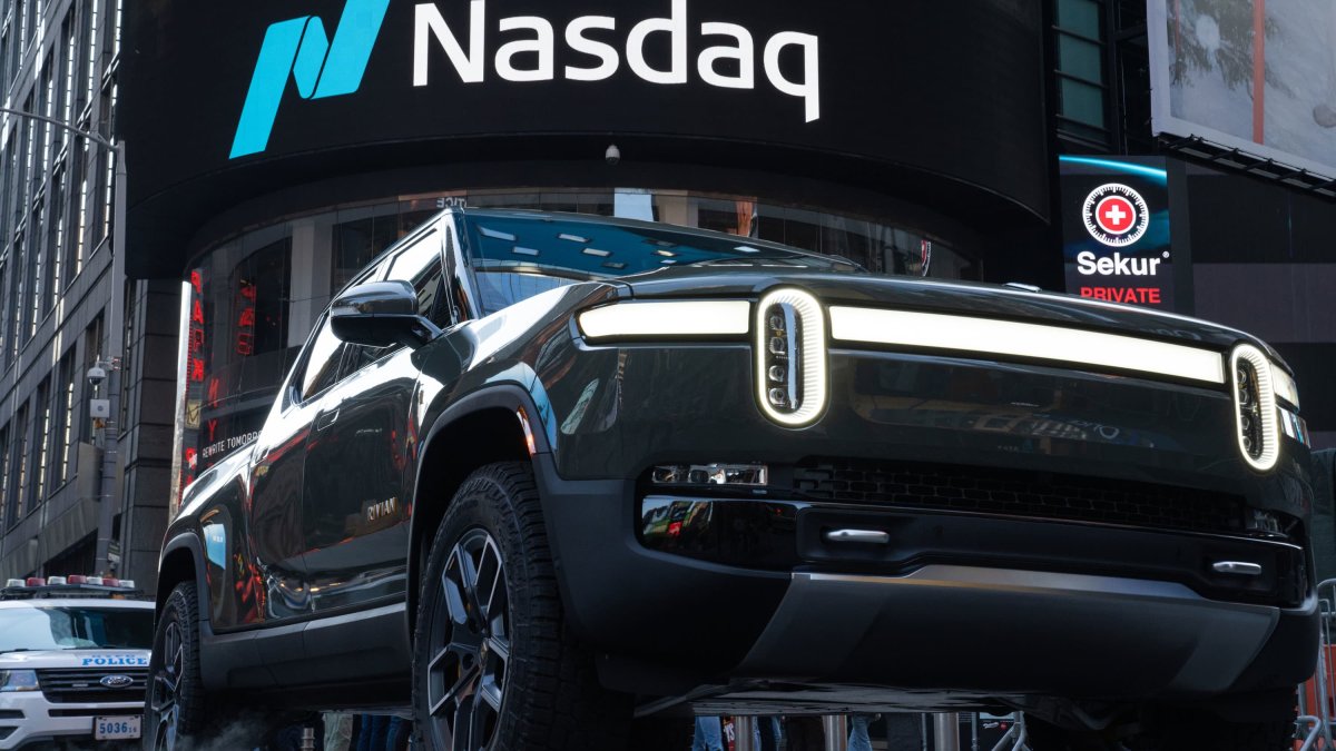 What Investors Can Learn From All the Tesla and Rivian Buying and Selling - Vimarsana News