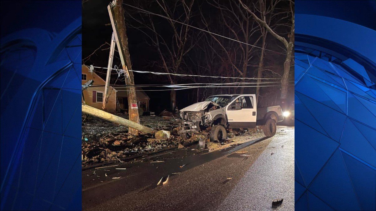 1 Injured After Truck Crashes Into Pole, Tree in North Windham - Vimarsana News