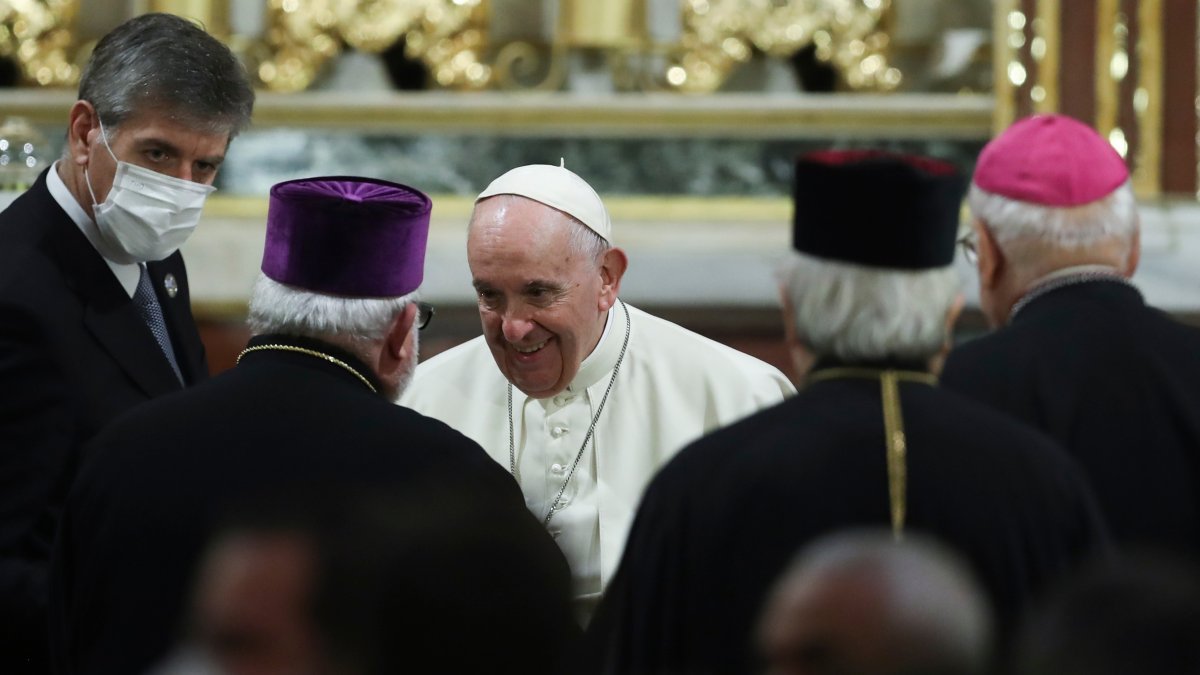 Pope Chides Europe, Comforts Migrants on Return to Lesbos
