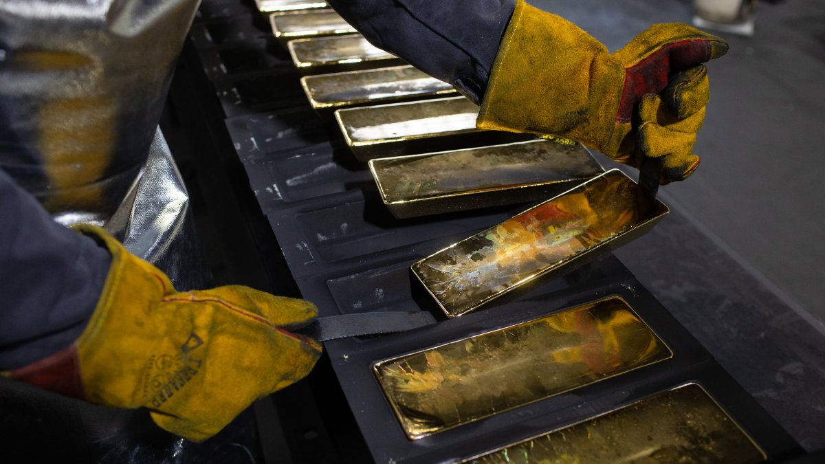 Gold Has Remained Steady as Stocks and Bitcoin Have Plunged. Here's Where It Could Go Next - Vimarsana News