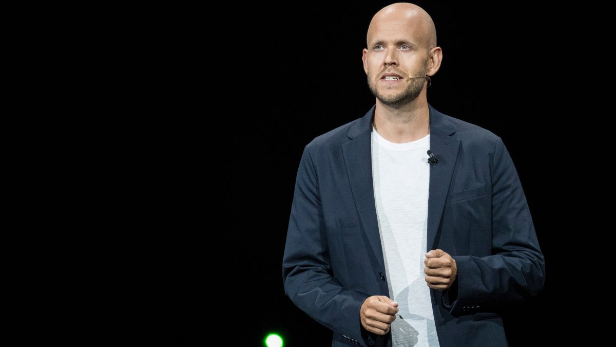 Spotify CEO Apologizes but Backs Rogan After racial Slur Episodes Removed – NBC Connecticut - Vimarsana News