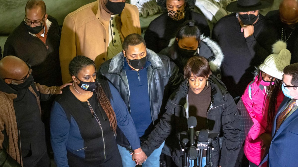 Parents Say Amir Locke Was 'Executed'; Minn. Mayor Halts No-Knock Entries – NBC Connecticut - Vimarsana News