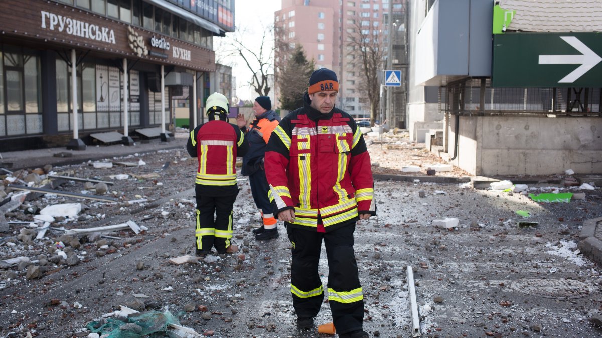 Russian Troops Zero in on Kyiv as 150,000 Ukrainians Flee - Vimarsana News