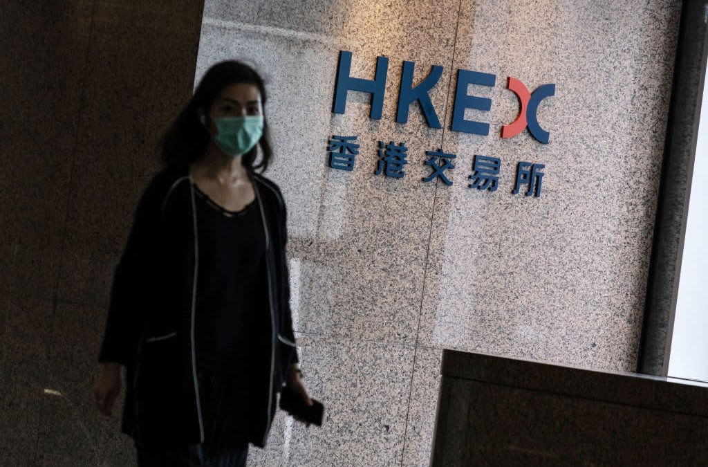 Hong Kong's Hang Seng Index Drops More Than 2%; Oil Prices Fall 5% - Vimarsana News