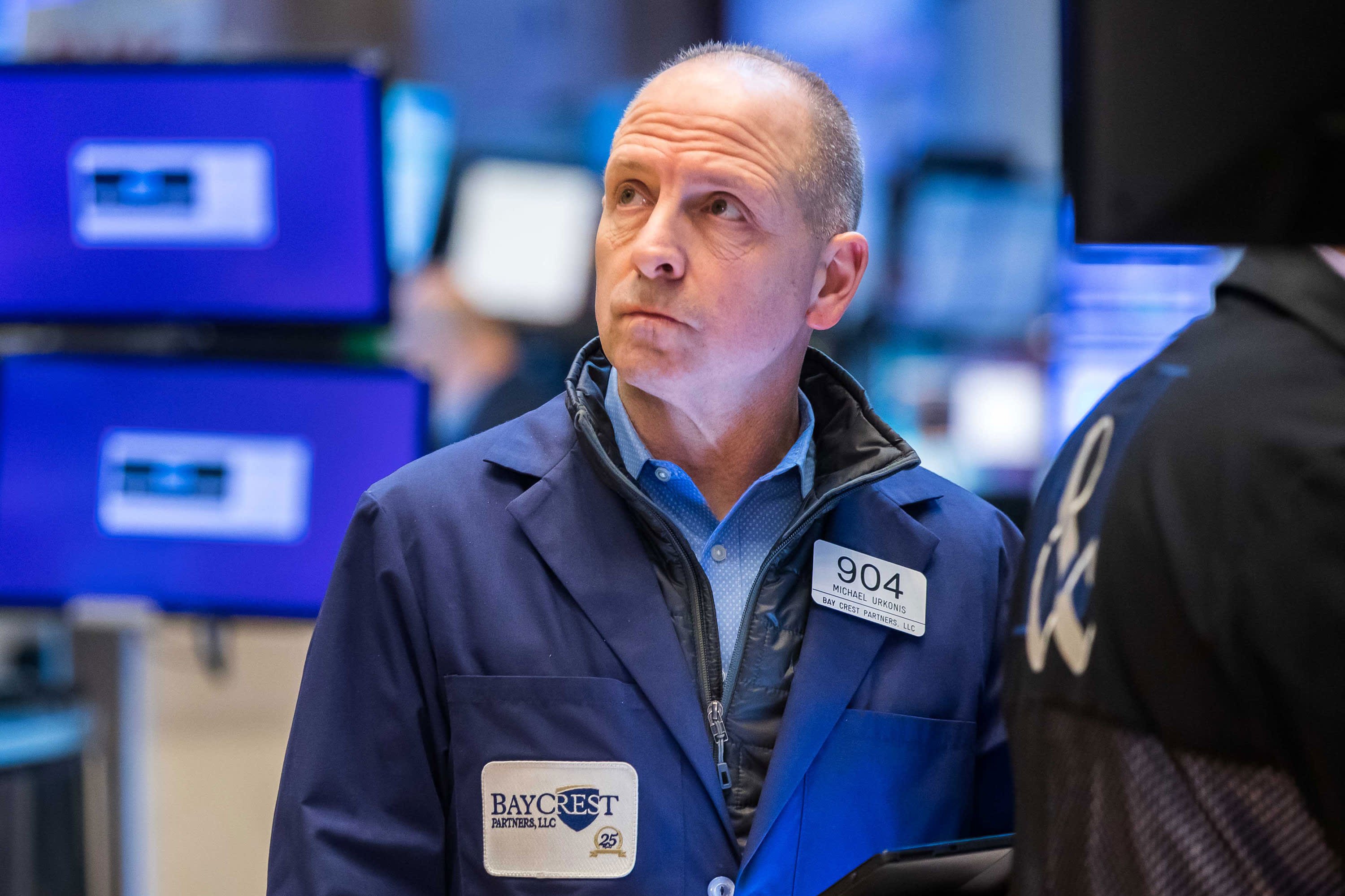 Treasury Yields Slump to Start the Week - Vimarsana News